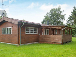 Rustic Holiday Home in Farvang with Terrace, Fårvang